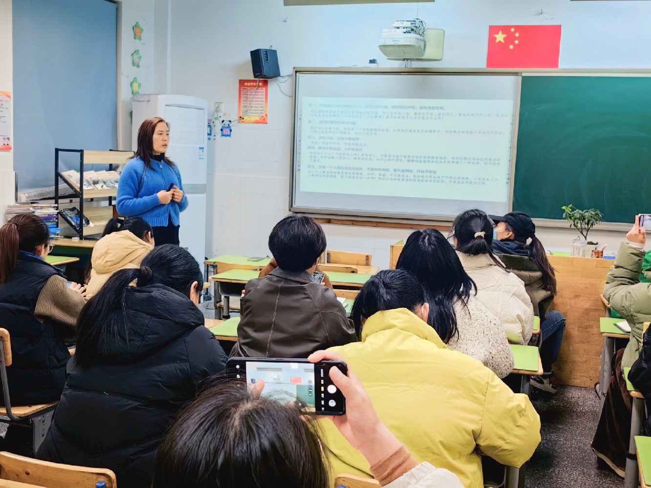 【蓝鲸快讯】蓝鲸心理首席咨询师葛群亚受邀为裘市小学讲座—关爱师生身心健康，共筑校园和谐发展